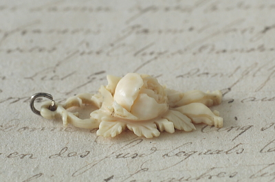 モスローズアイボリーペンダント　カーブドボーンブローチ　ヴィクトリアン　アンティークジュエリー　ヴィンテージアクセサリー　アンティークストリュフ