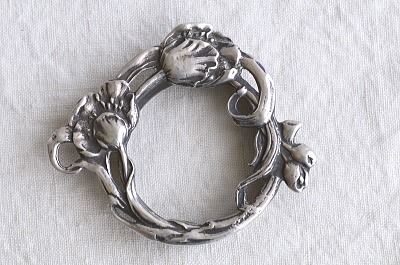 アールヌーヴォーの花のナプキンリング　ポピー　ヨーロッパ　アンティークストリュフ