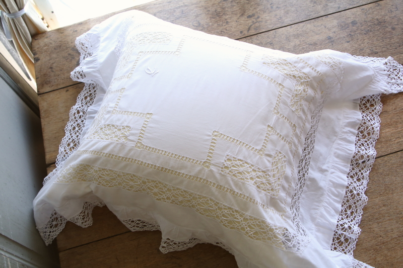 ボビンレースのクッションカバーペア　イギリス　アンティークストリュフ