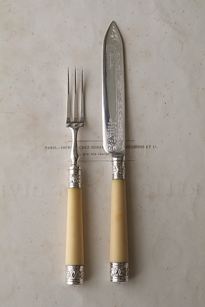 エングレービングのデザートナイフアンドフォーク　アイボリーハンドル　象牙　イギリス アンティークストリュフ