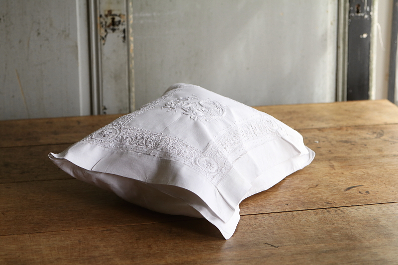 刺繍のナイトドレスケースのクッション　ワイルドストロベリー　イギリス アンティークストリュフ