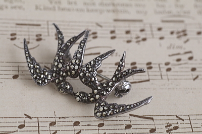 2羽のツバメのマーカサイトシルバーブローチ　アンティークジュエリー　ヴィンテージアクセサリー　イギリス　フランス　ヨーロッパ　アンティークストリュフ