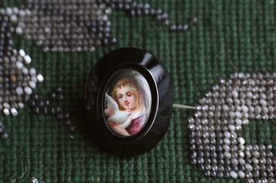 少女のミニアチュール　ジェットフレームブローチ　アンティークジュエリー　ヴィンテージアクセサリー　イギリス　アンティークストリュフ 20251211