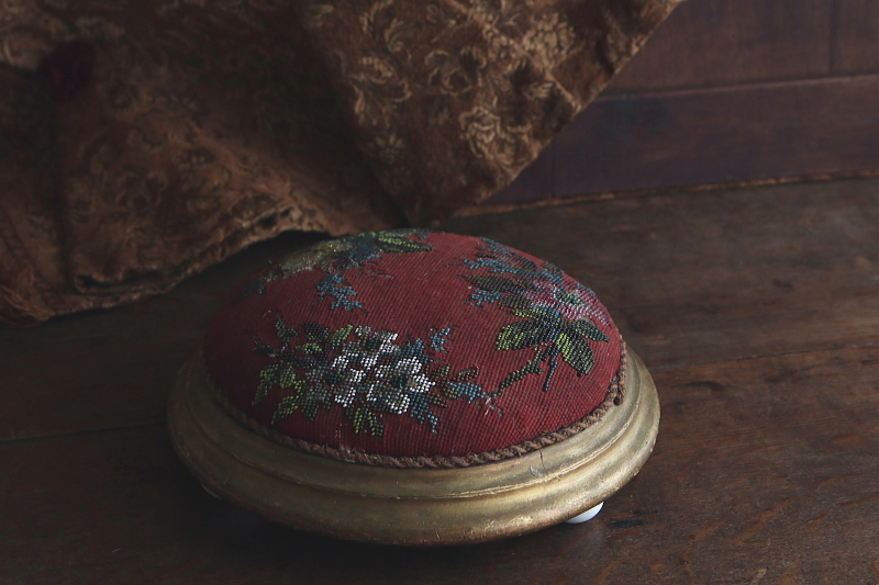 ビーズワークと刺繍のオットマン　ヴィクトリアン　イギリス　アンティークストリュフ