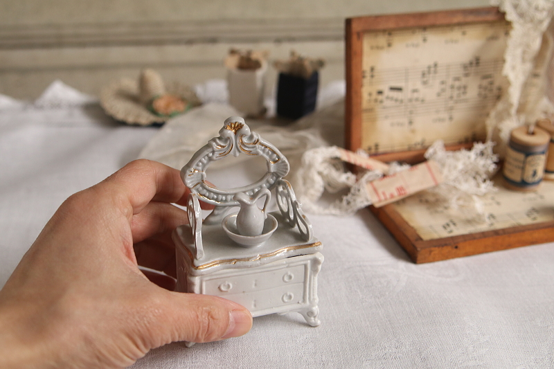 ポーセリンミニチュアドレッシングチェスト　ドイツ　アンティークストリュフ