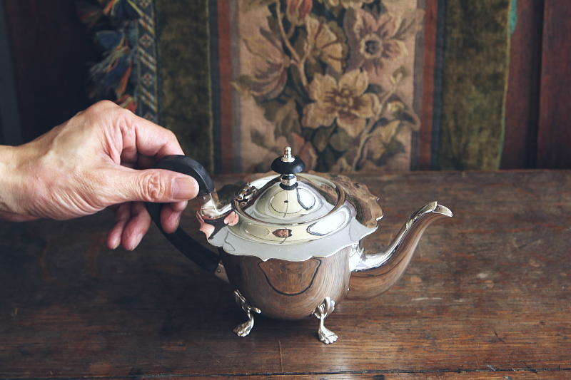 シルバープレートバチェラーティーポット　イギリス アンティークストリュフ