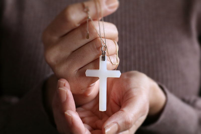 ホワイトカルセドニー　クロスペンダント　イギリス アンティークストリュフ 20251113