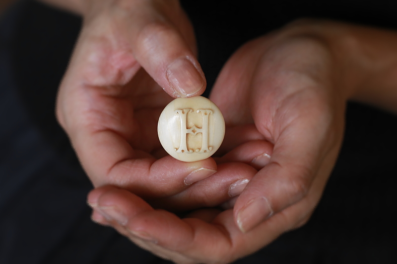 飾り文字のアイボリーリバリーボタン　象牙　イギリス　アンティークストリュフ