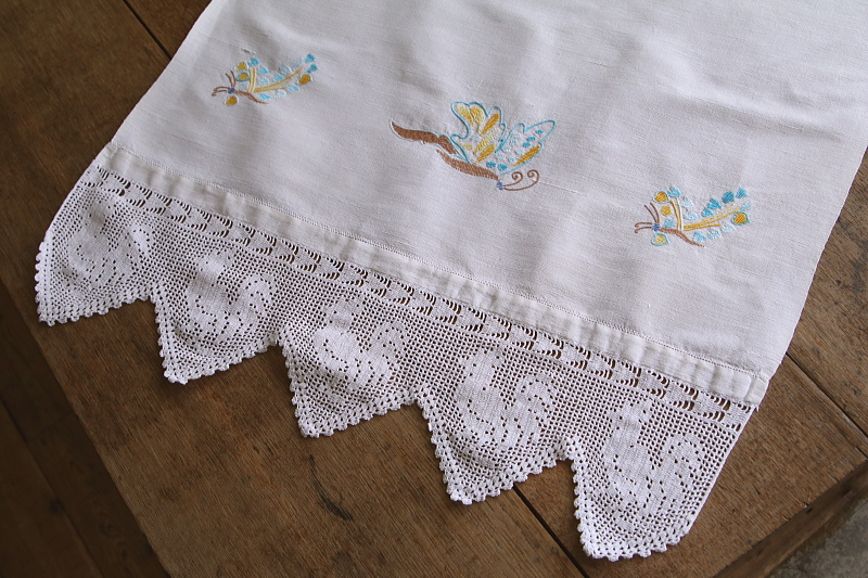 雄鶏のフィレ飾りゲストタオル　蝶の刺繍　イギリス　アンティークストリュフ