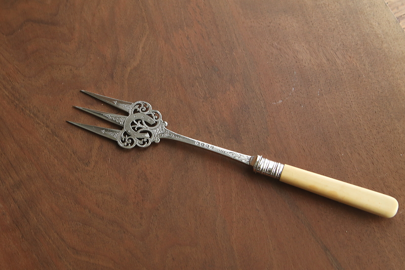 ホースシューのブレッドフォーク　フルーツ柄のケーキナイフ　イギリス　アンティークストリュフ