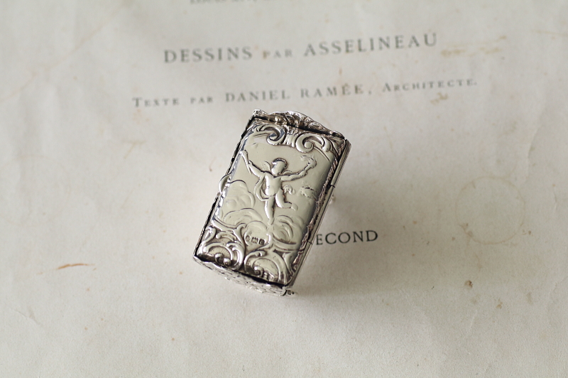 ロココの天使　シルバーベビーコット　ドイツ アンティークストリュフ