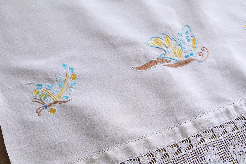 雄鶏のフィレ飾りゲストタオル　蝶の刺繍　イギリス　アンティークストリュフ