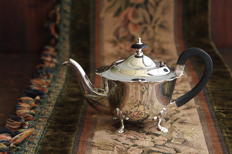 シルバープレートバチェラーティーポット　イギリス アンティークストリュフ
