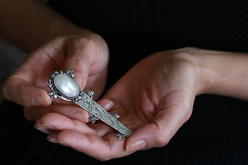 シェルアンドシルバー　バラのブローチ　ヨーロッパ　アンティークストリュフ