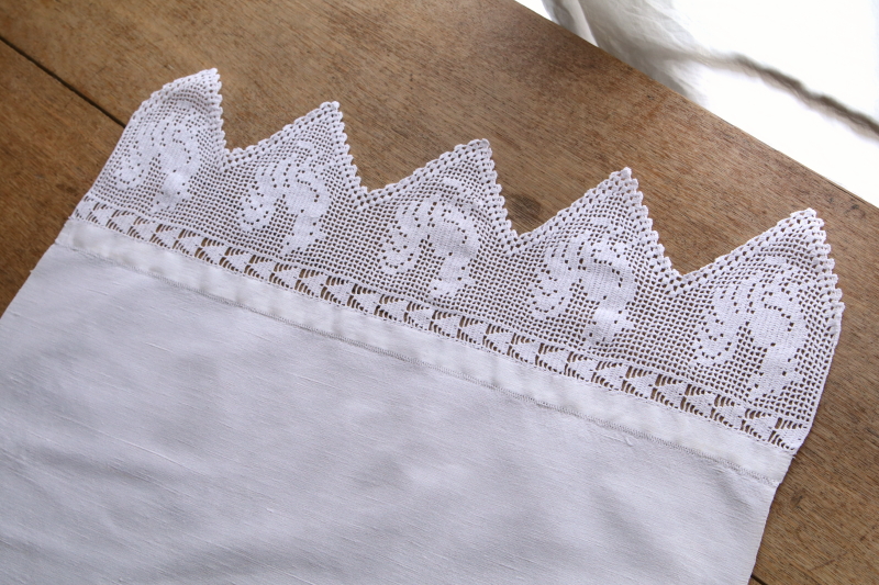 雄鶏のフィレ飾りゲストタオル　蝶の刺繍　イギリス　アンティークストリュフ