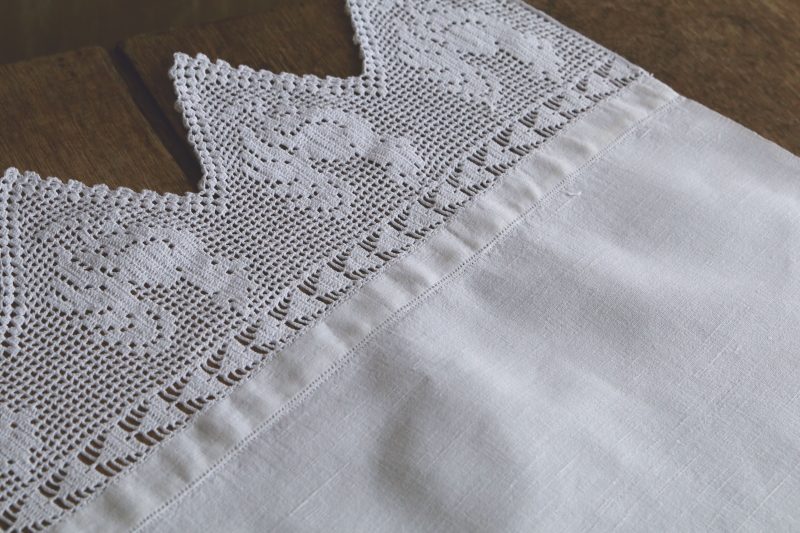 雄鶏のフィレ飾りゲストタオル　蝶の刺繍　イギリス　アンティークストリュフ