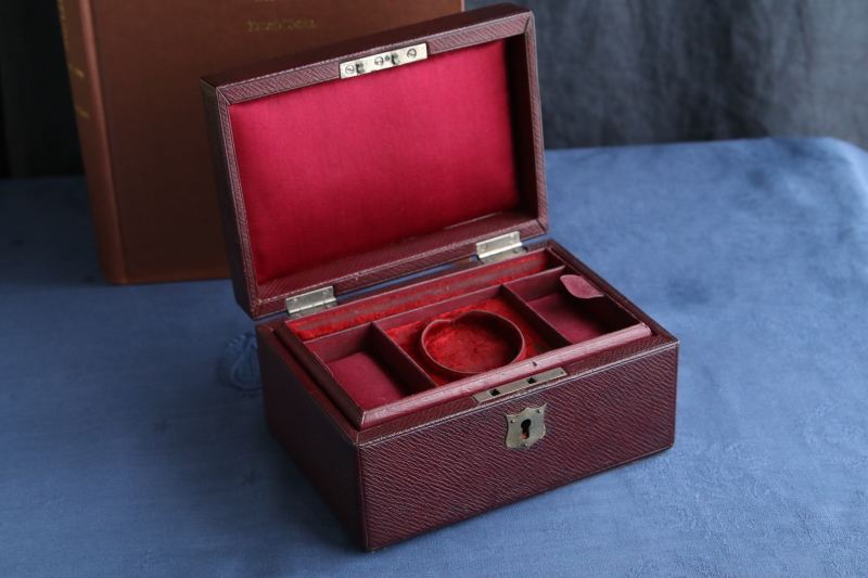 バーガンディレザー　ジュエリーボックス　アンティークストリュフ 2026020306