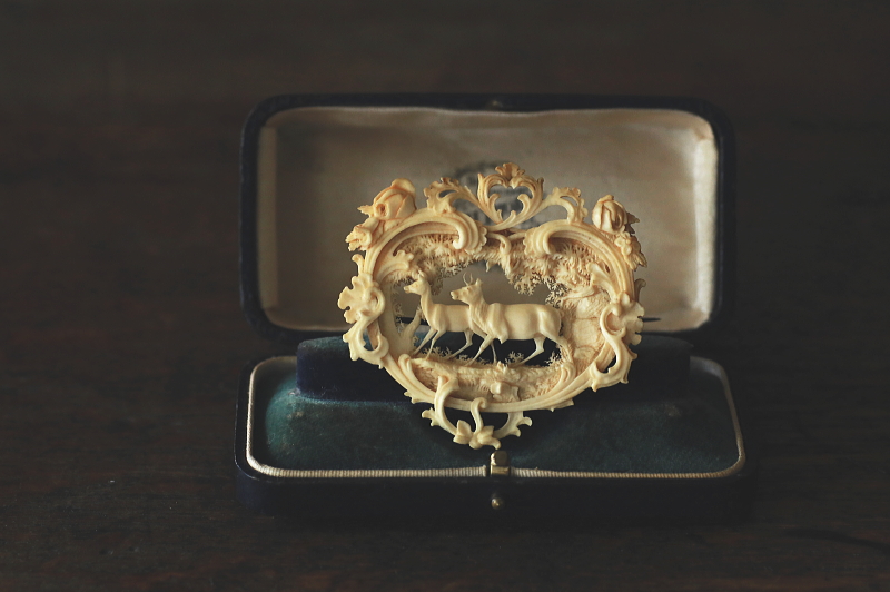 カーブドアイボリーブローチ　象牙　森の鹿　ドイツ　アンティークストリュフ