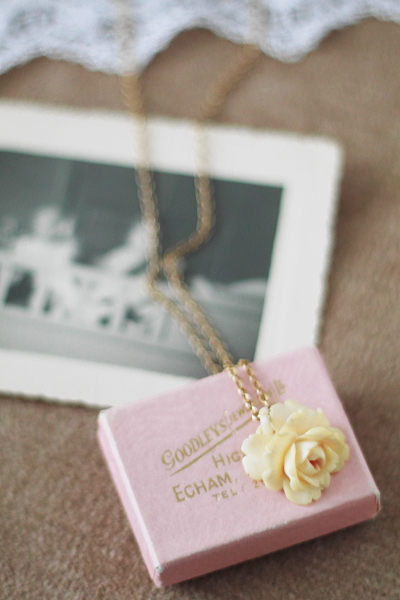 アイボリーローズペンダントネックレス　ヨーロッパ　アンティークストリュフ