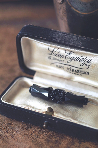 ヴィクトリアンジェットブローチ　アンティークジュエリー　ヴィンテージアクセサリー　アンティークストリュフ