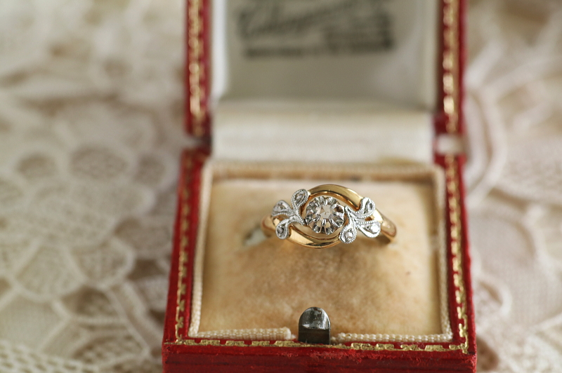 ローズカットダイヤモンドリーフ飾りリング　フランス　エンゲージリング　指輪　アンティークストリュフ