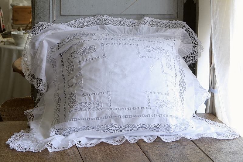 ボビンレースのクッションカバーペア　イギリス　アンティークストリュフ