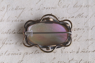 ヴィクトリアンマザーオブパールブローチ　イギリス　アンティークストリュフ