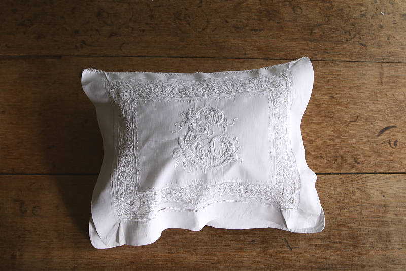 刺繍のナイトドレスケースのクッション　ワイルドストロベリー　イギリス アンティークストリュフ