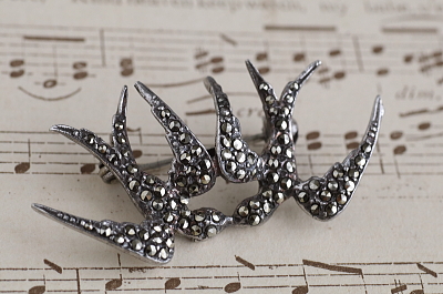 2羽のツバメのマーカサイトシルバーブローチ　アンティークジュエリー　ヴィンテージアクセサリー　イギリス　フランス　ヨーロッパ　アンティークストリュフ