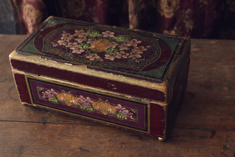 菫の紙貼りグローブボックス　コレクションボックス　ヨーロッパ　アンティークストリュフ