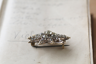 クリアペーストスターブローチ　ヴィクトリアン　アンティークストリュフ