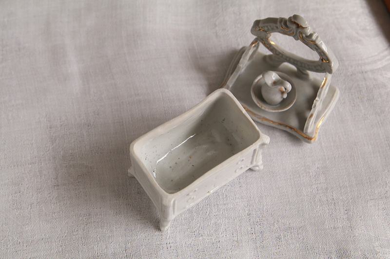 ポーセリンミニチュアドレッシングチェスト　ドイツ　アンティークストリュフ