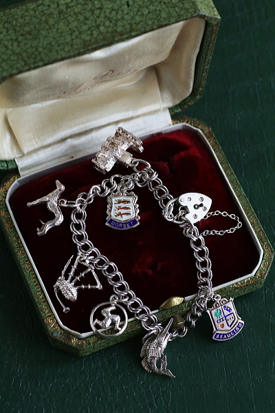 シルバーチャーム　チェーンブレスレット　紋章　イギリス　アンティークストリュフ 2026020313