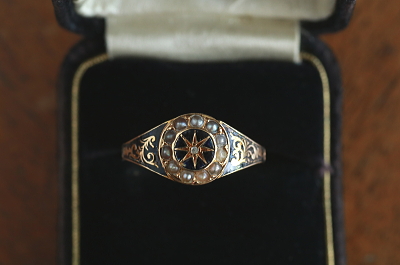 ヴィクトリアンエナメルモーニングリング　イギリス　アンティークストリュフ