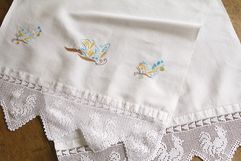 雄鶏のフィレ飾りゲストタオル　蝶の刺繍　イギリス　アンティークストリュフ