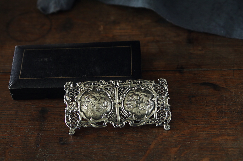 エンジェルヘッズのナースバックル　イギリス アンティークストリュフ