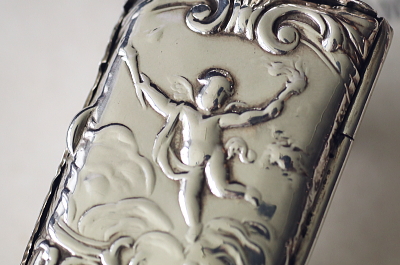 ロココの天使　シルバーベビーコット　ドイツ アンティークストリュフ