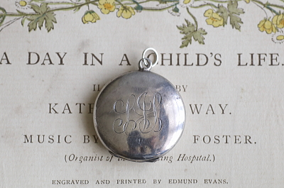 モノグラム　シルバーロケットペンダントチャーム　アンティークジュエリー　ヴィンテージアクセサリー　イギリス　アンティークストリュフ 20251216