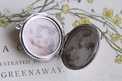 モノグラム　シルバーロケットペンダントチャーム　アンティークジュエリー　ヴィンテージアクセサリー　イギリス　アンティークストリュフ 20251216