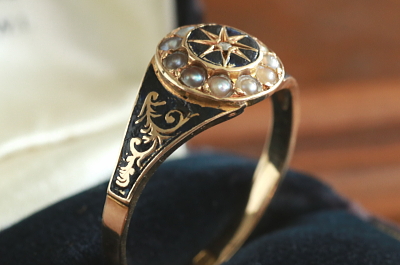 ヴィクトリアンエナメルモーニングリング　イギリス　アンティークストリュフ