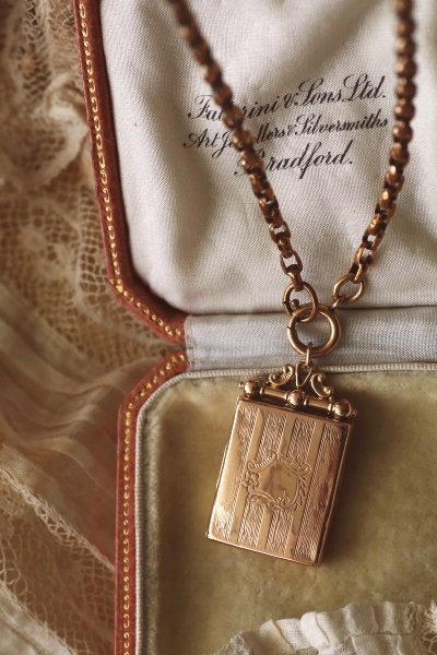 ローズゴールドバック&フロント　ロケットチャーム　イギリス　アンティークストリュフ 20250731