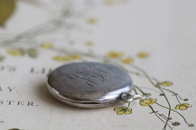 モノグラム　シルバーロケットペンダントチャーム　アンティークジュエリー　ヴィンテージアクセサリー　イギリス　アンティークストリュフ 20251216