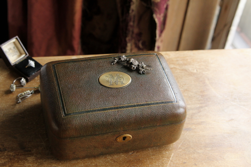 アンティークレザージュエリーボックス　モノグラム　フランス