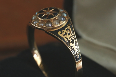 ヴィクトリアンエナメルモーニングリング　イギリス　アンティークストリュフ