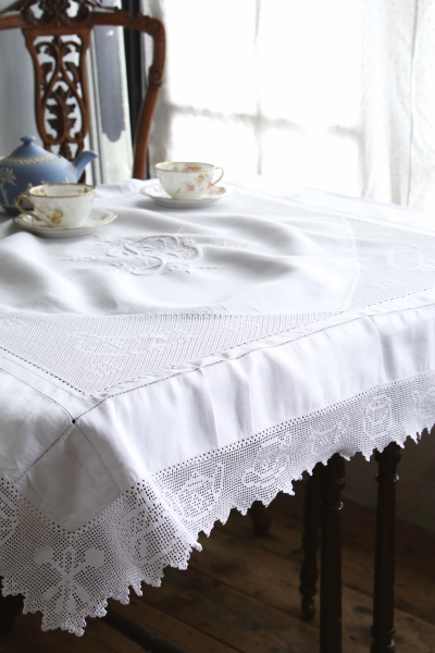 ティータイムパターン　イニシャルエンブロイダリー　リネンテーブルクロス　イギリス　アンティークストリュフ 20250718