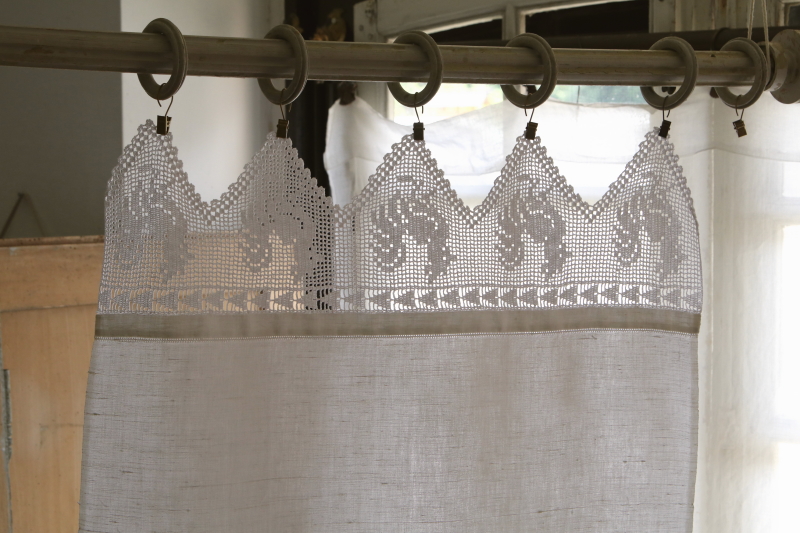 雄鶏のフィレ飾りゲストタオル　蝶の刺繍　イギリス　アンティークストリュフ