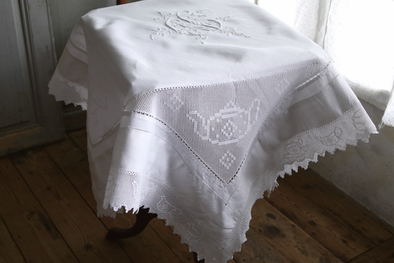 ティータイムパターン　イニシャルエンブロイダリー　リネンテーブルクロス　イギリス　アンティークストリュフ