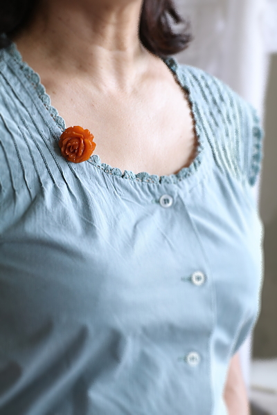 カーブドベークライト　薔薇のペンダントブローチ　ヨーロッパ アンティークストリュフ