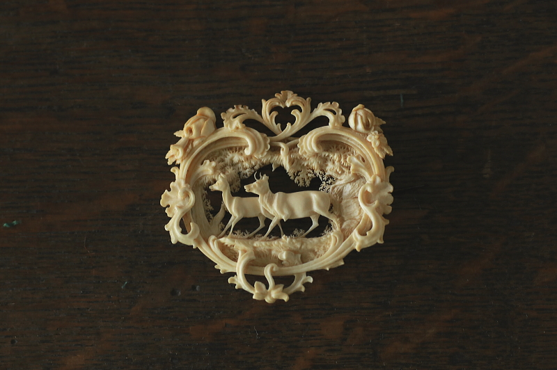 カーブドアイボリーブローチ　象牙　森の鹿　ドイツ　アンティークストリュフ