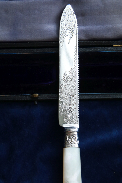 ハンドエングレーヴィング　シルバーケーキナイフ　アンティークストリュフ
